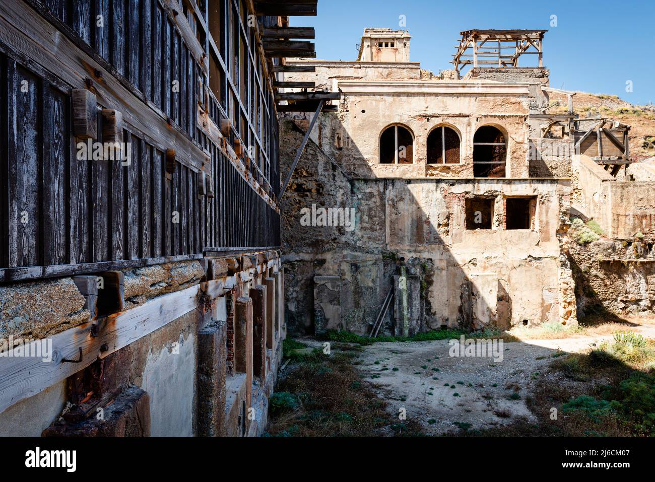 Ruines industrielles - bâtiments délabrés de l'ancienne colonie minière Argentiera sur la côte ouest de Nurra, Sassari, Sardaigne, Italie Banque D'Images