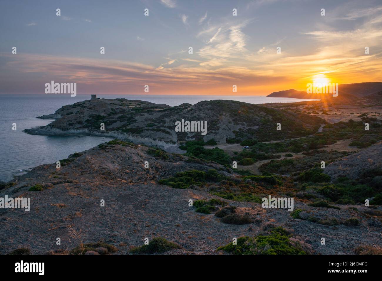 Charme de la côte Ouest - coucher de soleil sur la mer Méditerranée sur la rive rocheuse du cap Torre Argentine sur la Sardaigne, l'Italie, l'Europe Banque D'Images