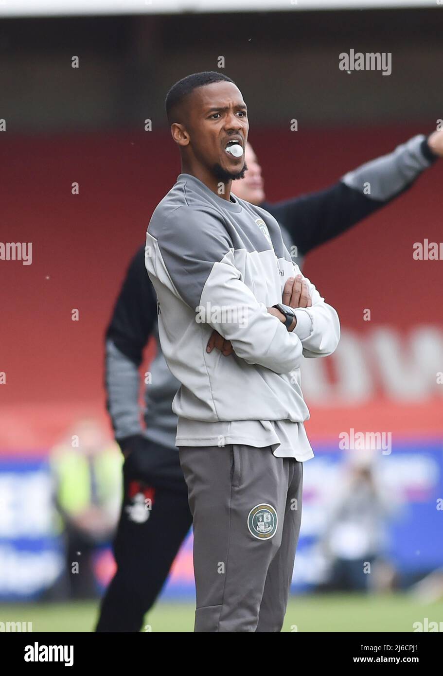 Lewis Young, directeur adjoint de Crawley, a fait des rechas sur la gomme lors du match Sky Bet League Two entre Crawley Town et Leyton Orient au People's Pension Stadium , Crawley , Royaume-Uni - 30th avril 2022 usage éditorial uniquement. Pas de merchandising. Pour les images de football, les restrictions FA et Premier League s'appliquent inc. Aucune utilisation Internet/mobile sans licence FAPL - pour plus de détails, contactez football Dataco Banque D'Images