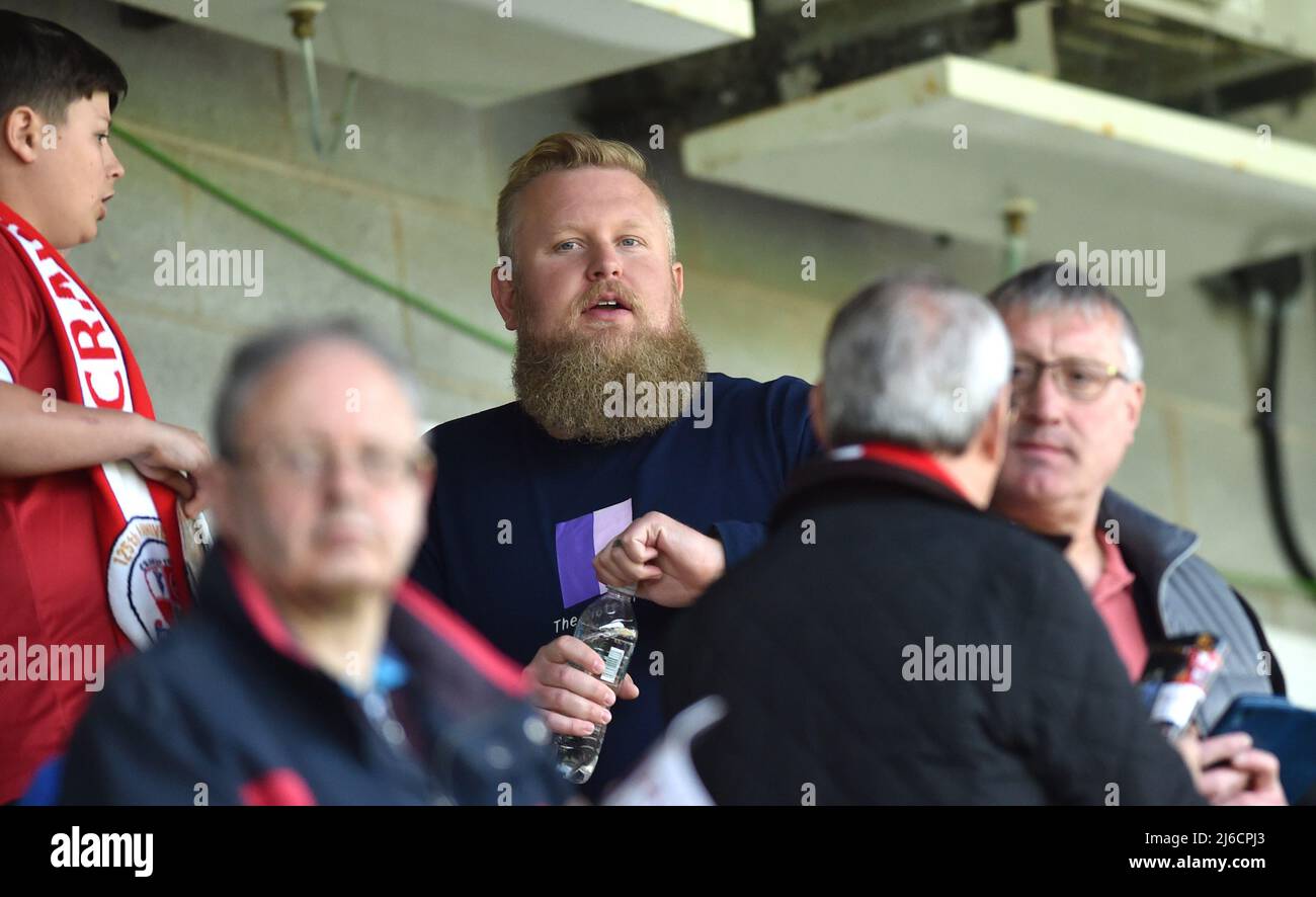 Preston Johnson l'un des nouveaux co-propriétaires de Crawley Town et du co-fondateur de WAGMI United rencontre des fans lors du match Sky Bet League Two entre Crawley Town et Leyton Orient au People's Pension Stadium , Crawley , Royaume-Uni - 30th avril 2022 usage éditorial uniquement. Pas de merchandising. Pour les images de football, les restrictions FA et Premier League s'appliquent inc. Aucune utilisation Internet/mobile sans licence FAPL - pour plus de détails, contactez football Dataco Banque D'Images