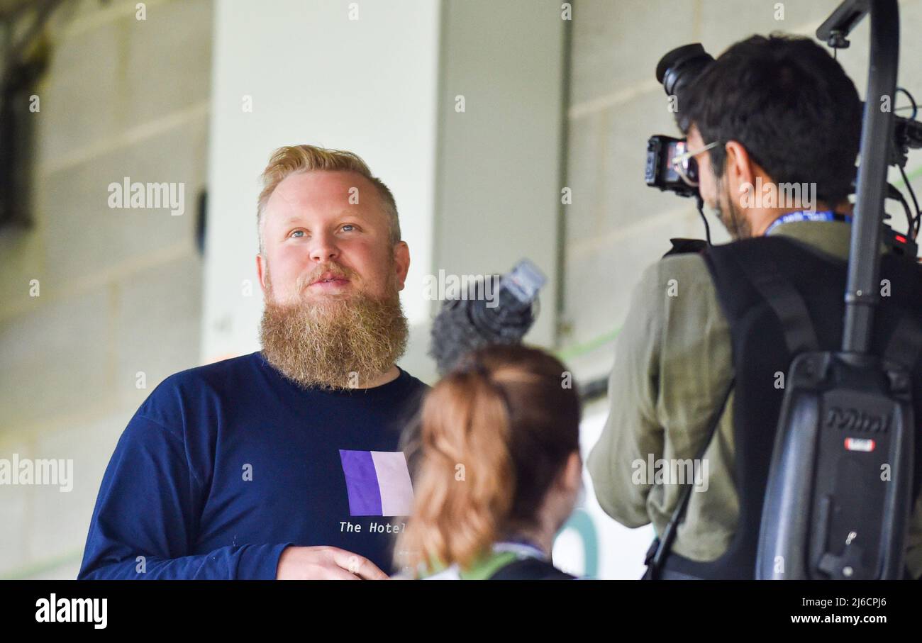 Preston Johnson l'un des nouveaux copropriétaires de Crawley Town et WAGMI United co-fondateur à la Sky Bet League Two match entre Crawley Town et Leyton Orient au People's Pension Stadium , Crawley , Royaume-Uni - 30th avril 2022 usage éditorial seulement. Pas de merchandising. Pour les images de football, les restrictions FA et Premier League s'appliquent inc. Aucune utilisation Internet/mobile sans licence FAPL - pour plus de détails, contactez football Dataco Banque D'Images
