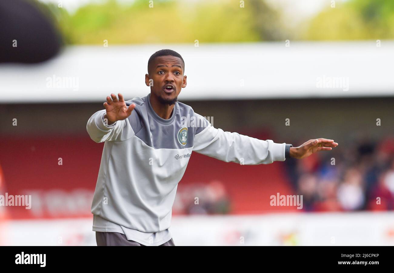 Lewis Young, le directeur adjoint de Crawley, réagit après avoir eu un but non donné lors du match Sky Bet League Two entre Crawley Town et Leyton Orient au People's Pension Stadium , Crawley , Royaume-Uni - 30th avril 2022 usage éditorial uniquement. Pas de merchandising. Pour les images de football, les restrictions FA et Premier League s'appliquent inc. Aucune utilisation Internet/mobile sans licence FAPL - pour plus de détails, contactez football Dataco Banque D'Images
