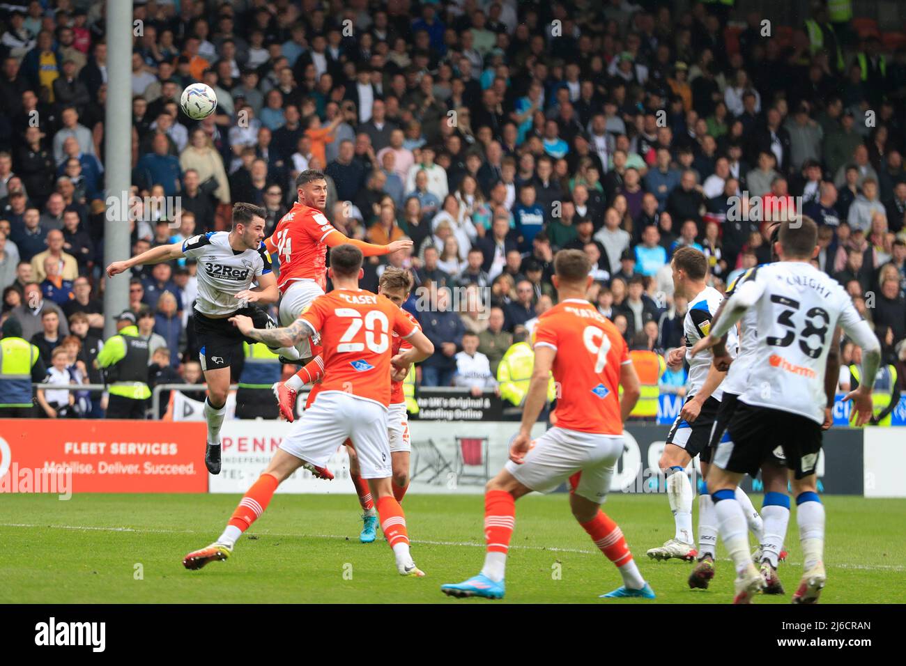 Gary Madine #14 de Blackpool gagne l'en-tête Banque D'Images