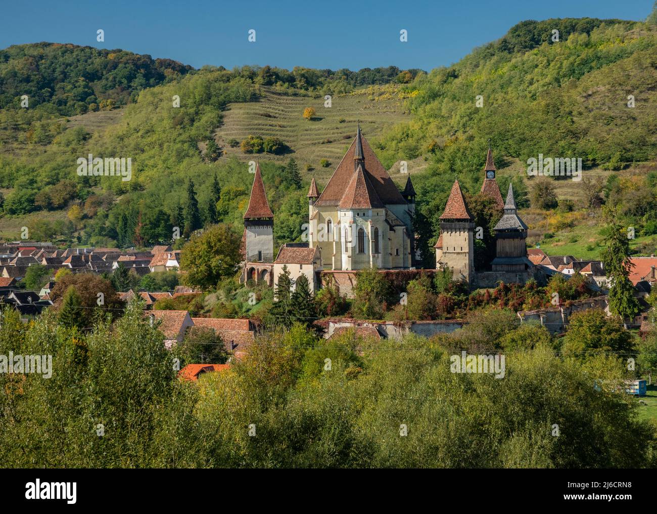 Le village de Biertan, en Transylvanie saxonne, dominé par l'ancienne église. La Roumanie en automne Banque D'Images
