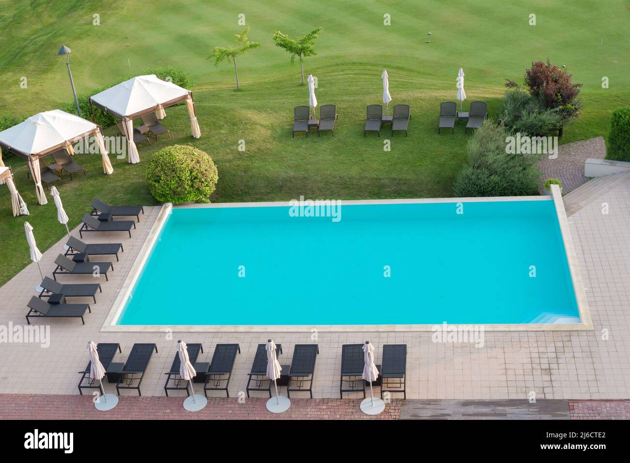 Kharkiv, Ukraine, juin 2021. Vue sur la piscine avec eau bleue, chaises longues et parasols. Banque D'Images