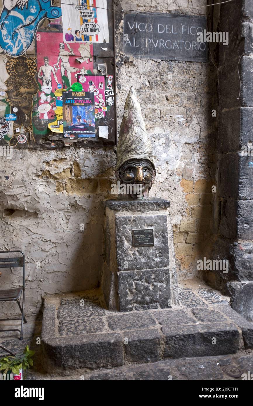 Statue de Pulcinella dans le Vico Del Fico Purgatorio à Naples en Italie Banque D'Images