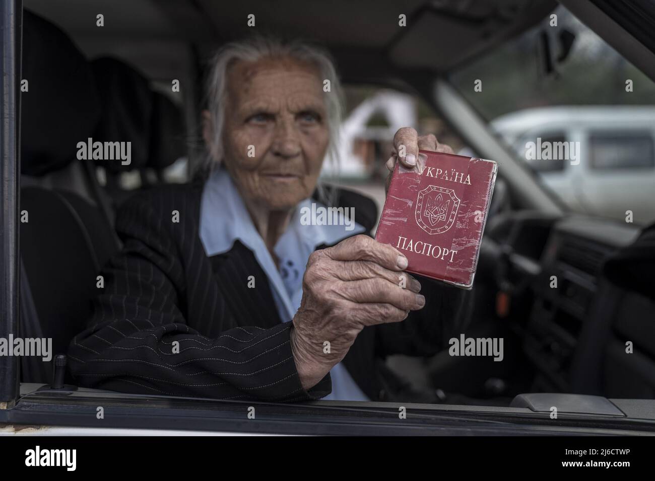 Nadezhda Evgenyeva Fomina, 83 ans, détient son passeport après avoir été évacué de la ville récemment libérée de Ryska Lozova à l'extérieur de Kharkiv, Ukraine le samedi 30 avril 2022. Fomina a été professeur de géographie pendant 51 ans. Sa maison a brûlé avec tout en elle et est arrivée avec seulement les vêtements sur son dos donnés par les voisins. Les ministres des Affaires étrangères de la Suède et de la Finlande ont déclaré que leurs nations ne sont toujours pas décidées quant à l'adhésion, car leurs troupes ont mené une formation avec l'OTAN. Photo de Ken Cedeno/UPI Banque D'Images