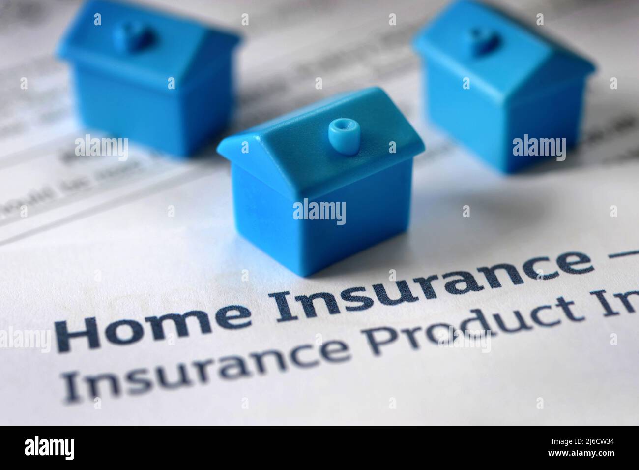 MAISONS MODÈLES AVEC LA LETTRE D'ASSURANCE MAISON RE MAISONS POLITIQUE DE LOGEMENT RENOUVELLEMENT CITATIONS HAUSSE DES PRIX COÛT DE LA VIE ETC UK Banque D'Images