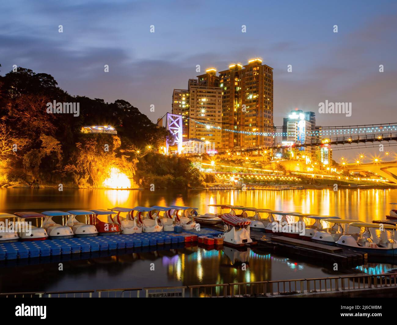 Taipei, 28 2014 FÉVRIER - vue de nuit sur la zone pittoresque de Bitan Banque D'Images