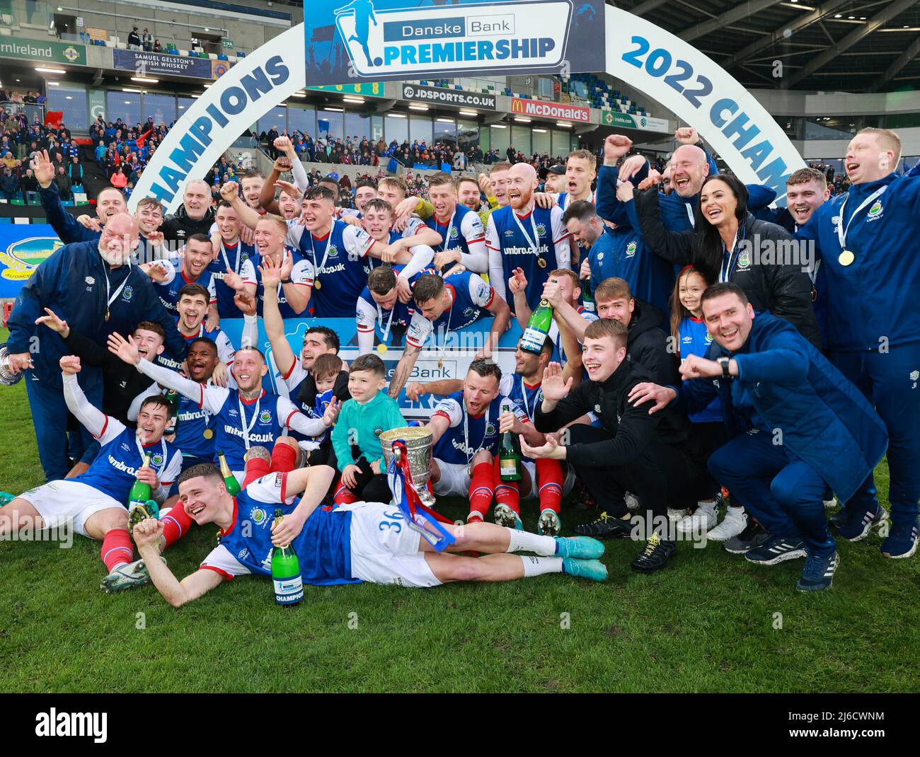 Windsor Park, Belfast, Irlande du Nord, Royaume-Uni. 30 avril 2022. Danske Bank Premiership – Linfield / Coleraine. Le dernier jour de la saison de la Ligue irlandaise a vu les leaders de la ligue Linfield (bleu) prendre Coleraine. Linfield - Champions de la Ligue irlandaise 2022. Crédit : CAZIMB/Alamy Live News. Banque D'Images