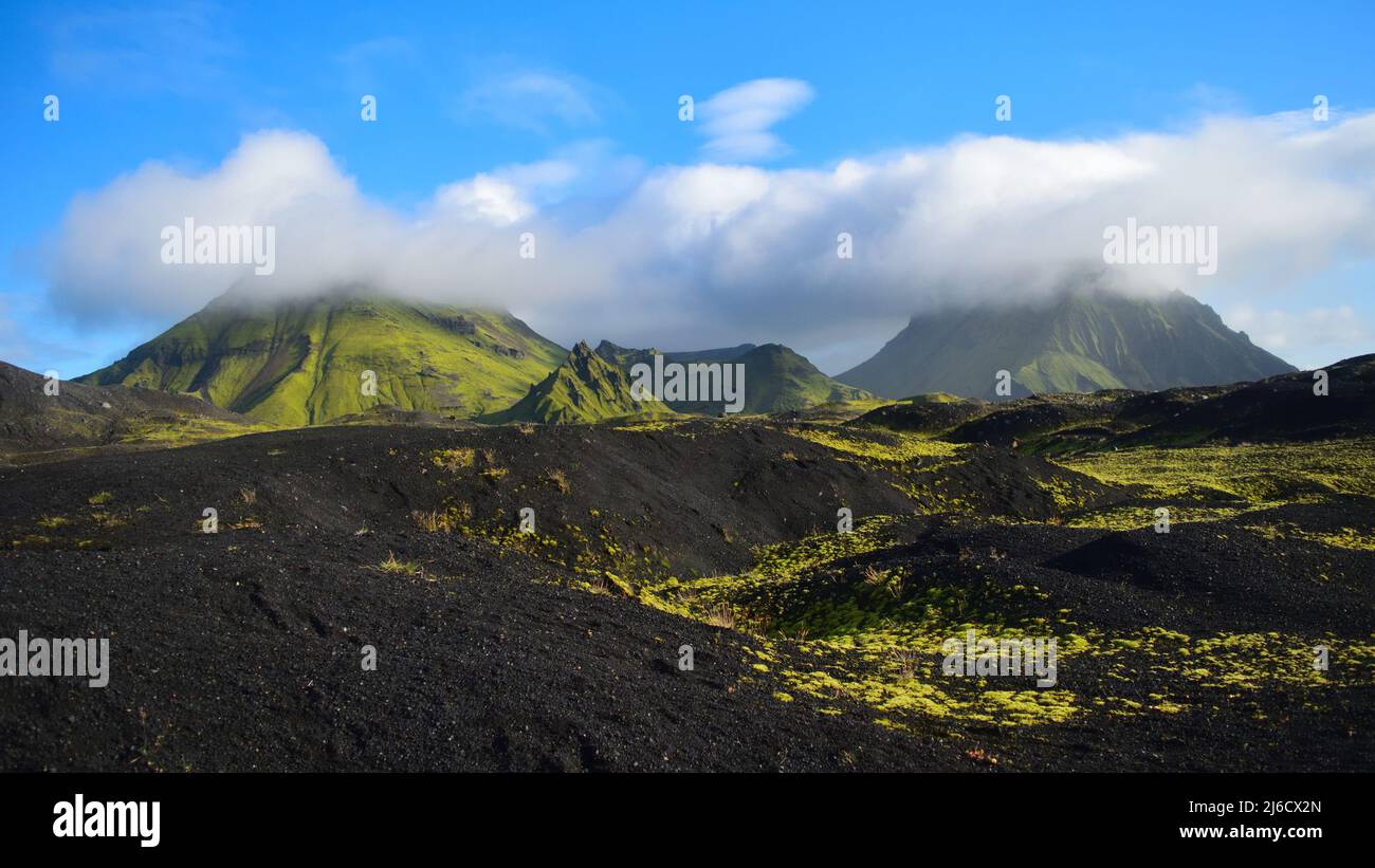 Montagnes nettes avec des pics nuageux et sol volcanique au premier plan près de la calotte glaciaire de Mýrdalsjökull, en Islande Banque D'Images