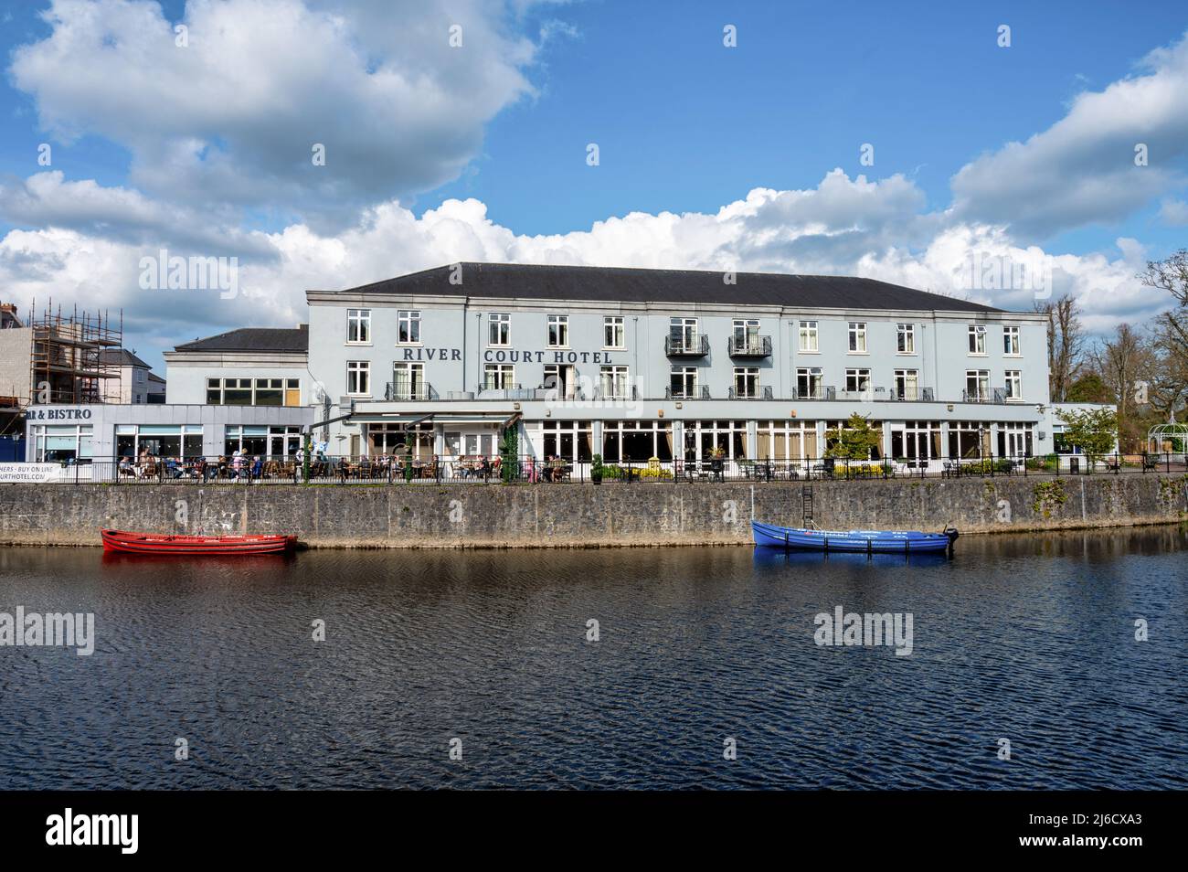 Kilkenny, Irlande - 20 avril 2022 : Hôtel River court sur la rivière Nore à Kilkenny, Irlande. Banque D'Images