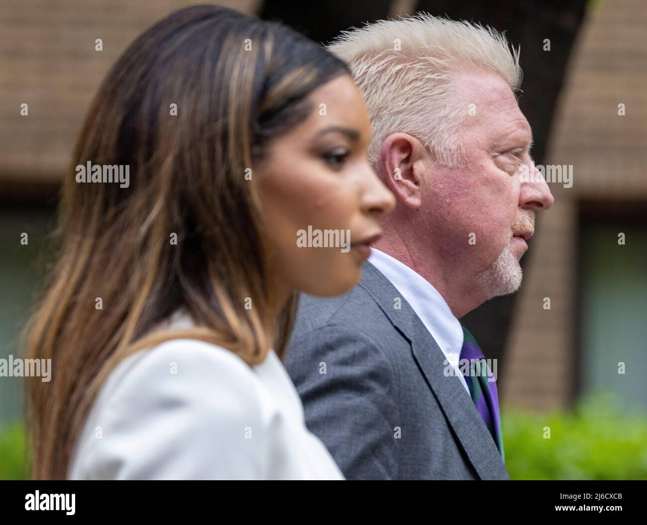 le pic montre: Boris Becker redresse sa cravate de Wimbledon dans la fenêtre de réflexion d'un taxi. Arrive dans sa cravate de Wimbledon dans le reflet de TH Banque D'Images