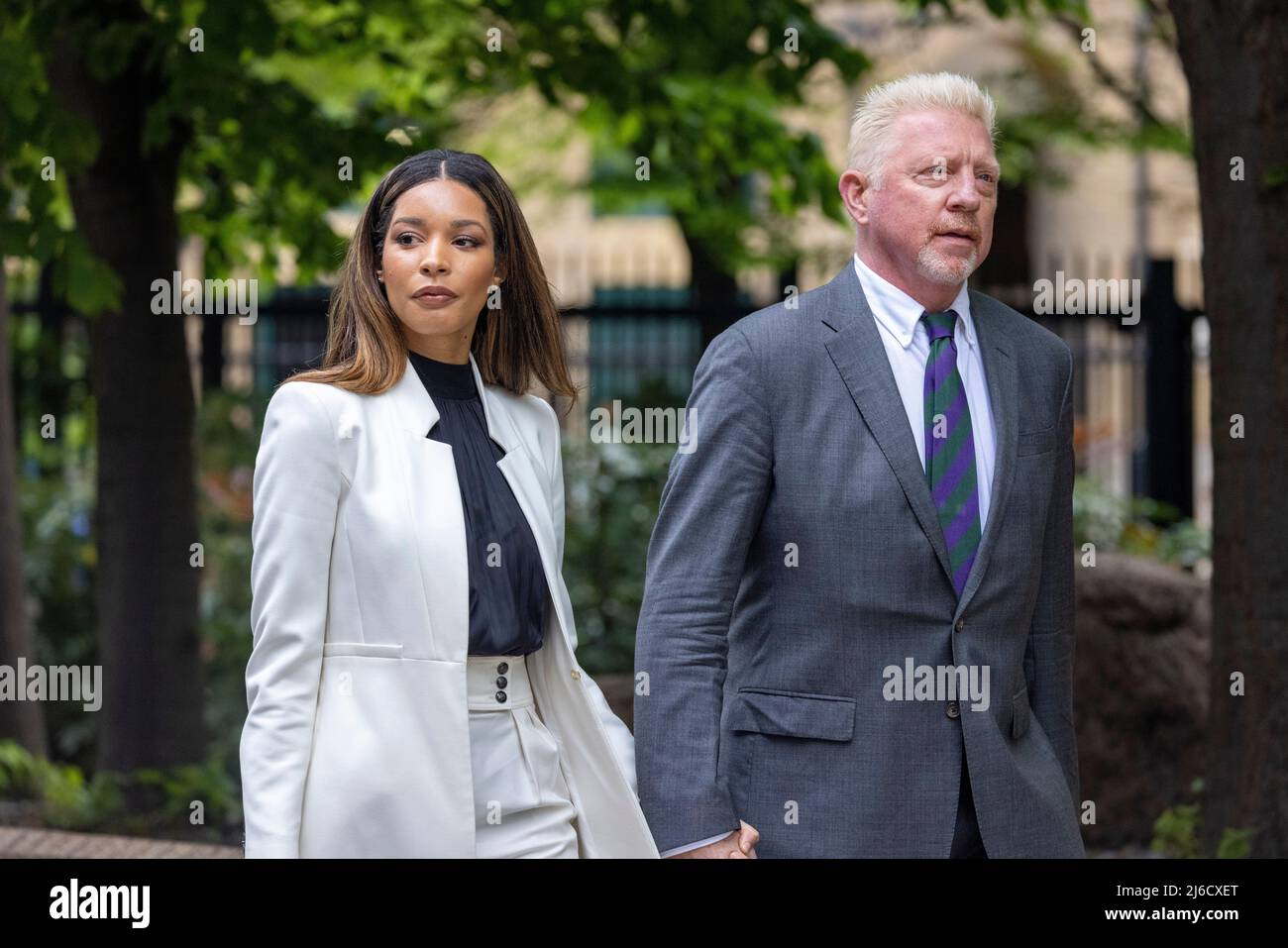 le pic montre: Boris Becker redresse sa cravate de Wimbledon dans la fenêtre de réflexion d'un taxi. Arrive dans sa cravate de Wimbledon dans le reflet de TH Banque D'Images