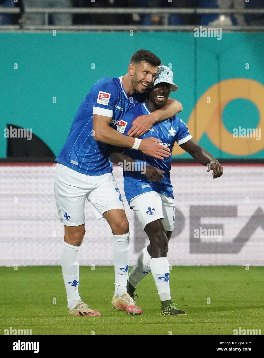 30 avril 2022, Hessen, Darmstadt: Football: 2nd Bundesliga, Darmstadt 98 - Erzgebirge Aue, Matchday 32, Merck-Stadion am Böllenfalptor. Braydon Manu (r) de Darmstadt fête avec Klaus Gjasula après avoir mis en avant le but du faire 3:0. Photo: Hasan Bratic/dpa - NOTE IMPORTANTE: Conformément aux exigences de la DFL Deutsche Fußball Liga et de la DFB Deutscher Fußball-Bund, il est interdit d'utiliser ou d'avoir utilisé des photos prises dans le stade et/ou du match sous forme de séquences d'images et/ou de séries de photos de type vidéo. Banque D'Images