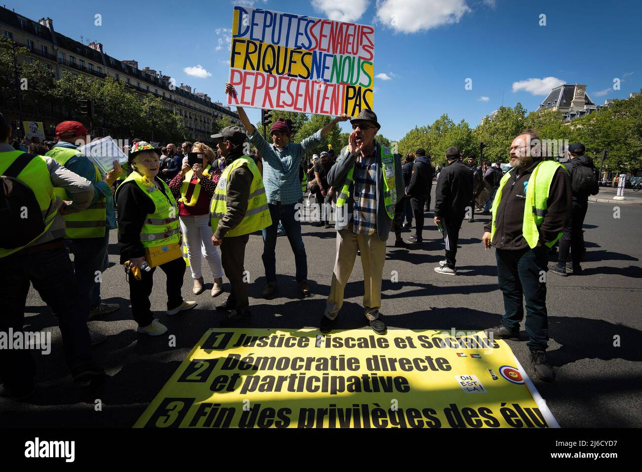 Les manifestants s'arrêtent en République pendant une marche. Les Vêtes jaunes retournent dans la rue et défileront pour attirer l'attention sur l'augmentation des questions sociales et économiques à la suite des résultats des élections présidentielles. (Photo par Andy Barton / SOPA Images / Sipa USA) Banque D'Images