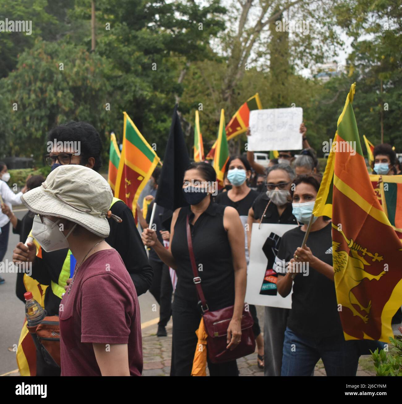 Colombo, Sri Lanka. 30th avril 2022. Les anciens élèves des écoles de Colombo ont organisé un rassemblement de protestation demandant la démission immédiate du Président, du Premier Ministre et du Gouvernement. La majorité des personnes qui ont participé à la manifestation étaient des personnes âgées. Le rassemblement de protestation a commencé au parc Viharamahadevi et s'est terminé à Galle face verte. Banque D'Images