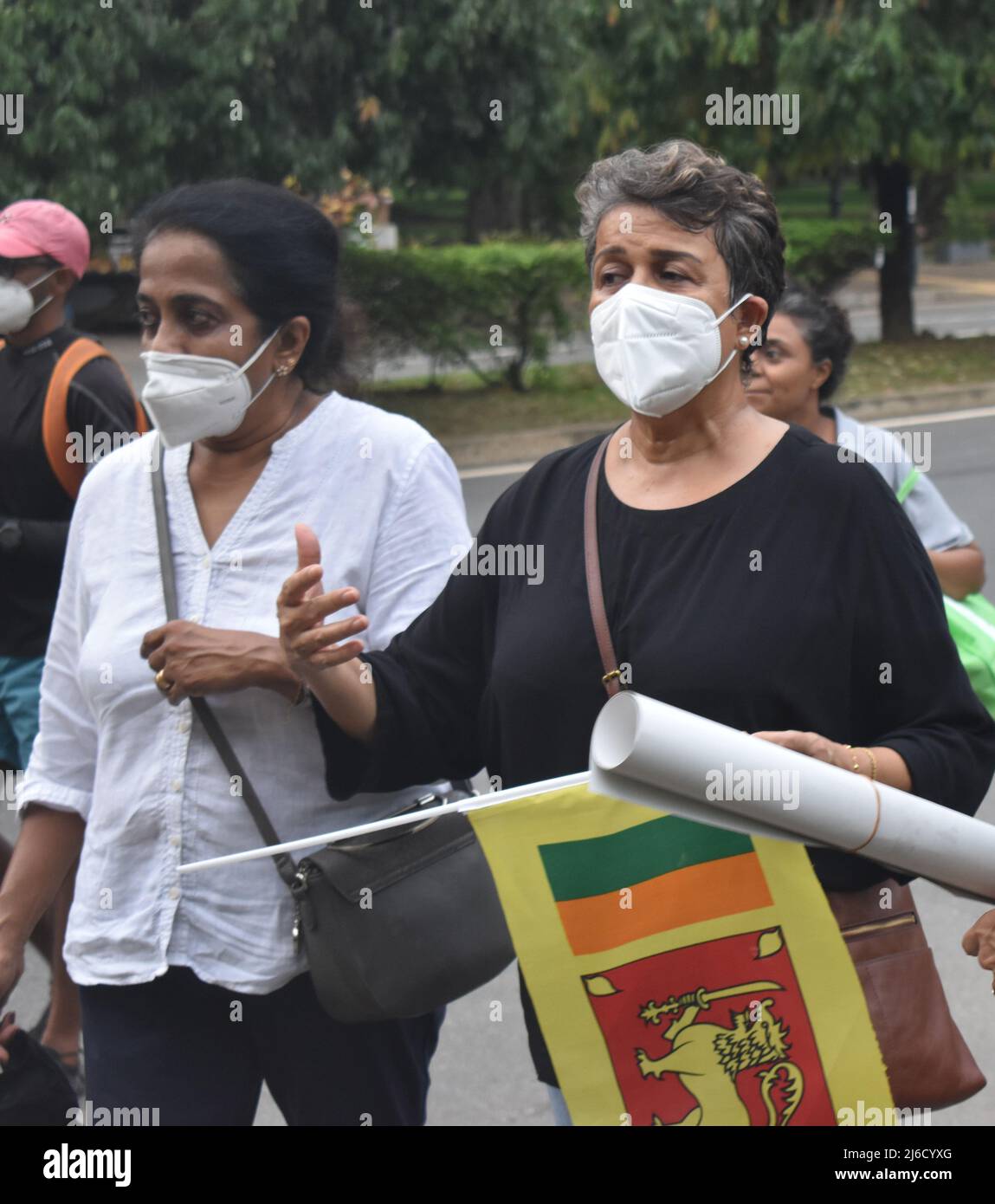 Colombo, Sri Lanka. 30th avril 2022. Les anciens élèves des écoles de Colombo ont organisé un rassemblement de protestation demandant la démission immédiate du Président, du Premier Ministre et du Gouvernement. La majorité des personnes qui ont participé à la manifestation étaient des personnes âgées. Le rassemblement de protestation a commencé au parc Viharamahadevi et s'est terminé à Galle face verte. Banque D'Images