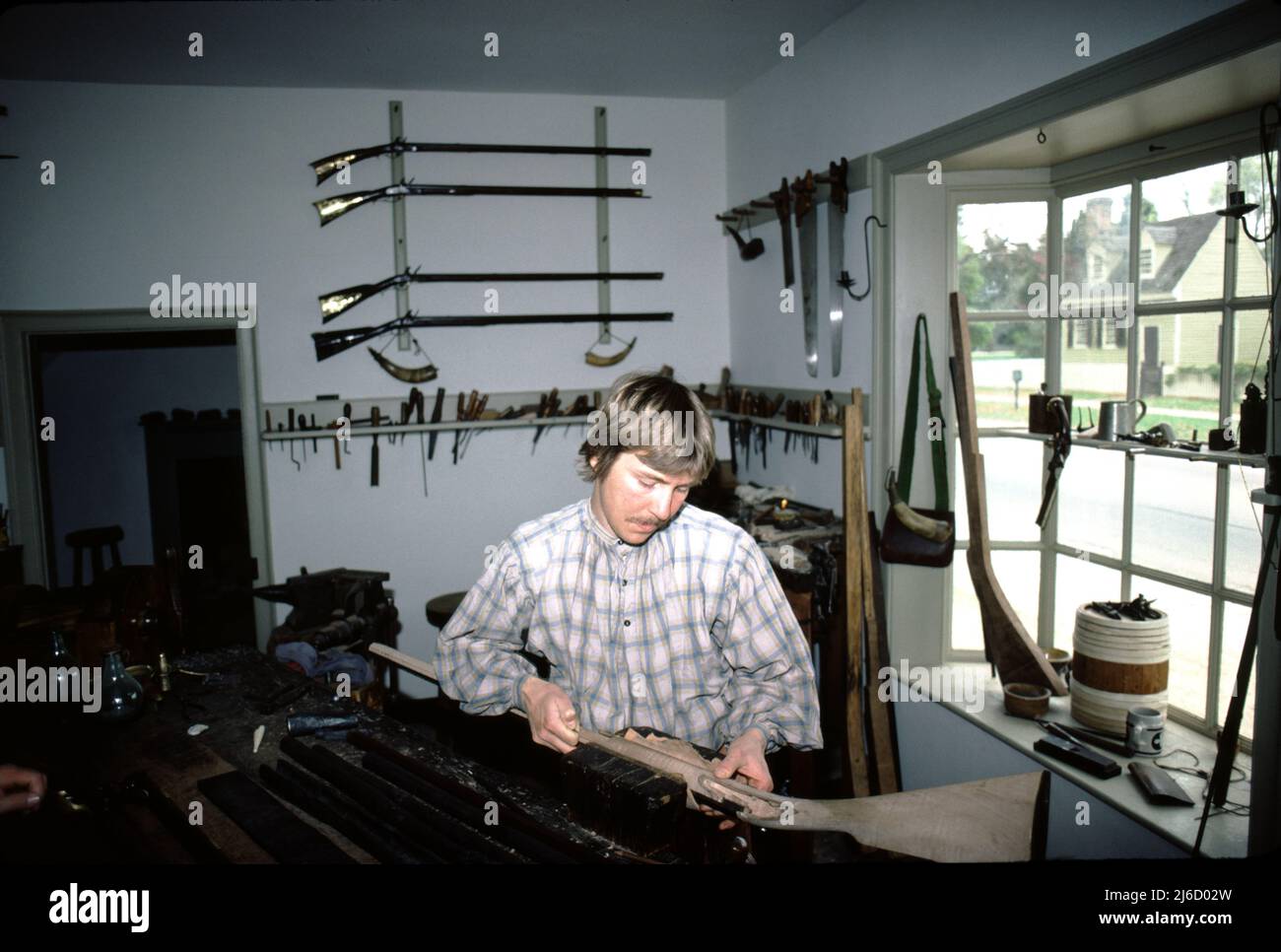 Williamsburg, Virginie. ÉTATS-UNIS 9/1987. Maître-gunsmith pour fusils, pistolets et fusils de chasse coloniaux du 18th siècle. À l'aide d'outils de gunsmiting de 18th siècles, faites fabriquer chaque arme à feu de bois à serrure. Banque D'Images