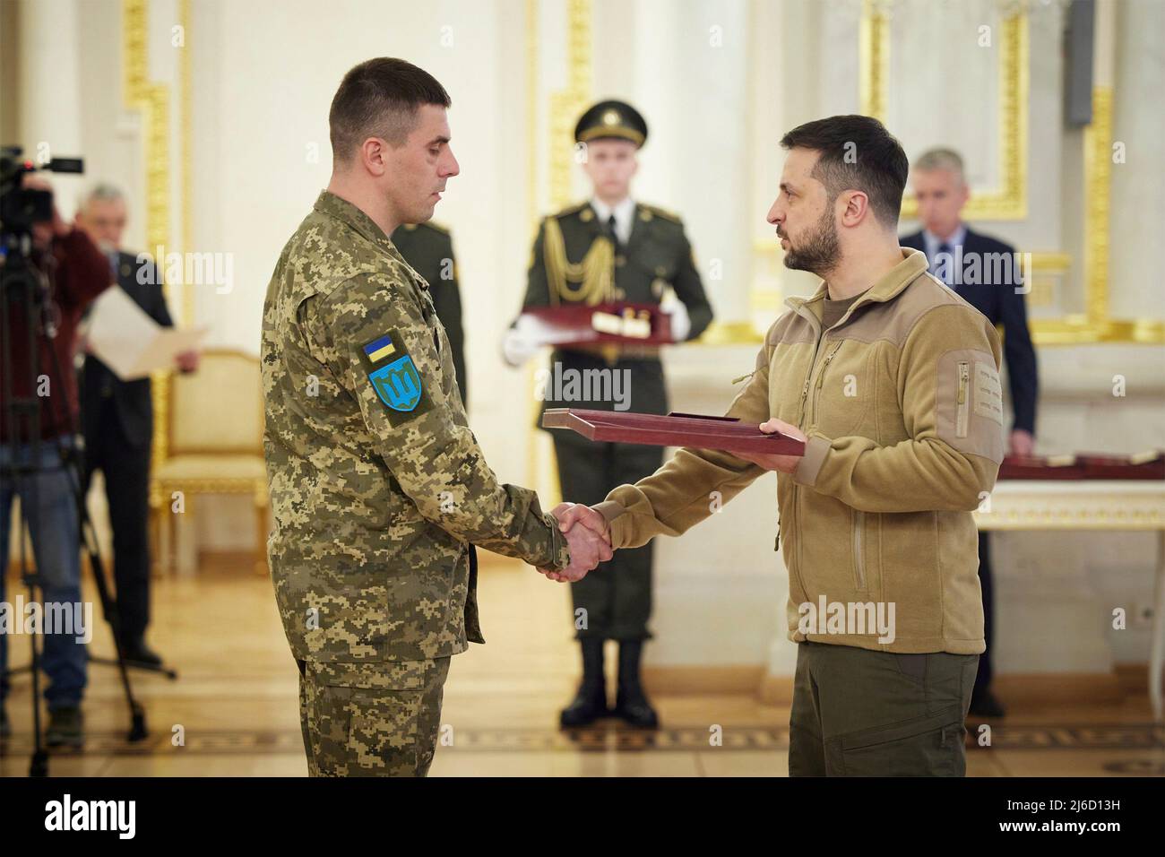 Kiev, Ukraine. 29 avril 2022. Le président ukrainien Volodymyr Zelenskyy présente les Prix de l'Etat lors d'une médaille pour les membres des forces armées ukrainiennes au palais Mariyinsky, le 29 avril 2022 à Kiev, en Ukraine. Credit: Présidence de l'Ukraine/Présidence de l'Ukraine/Alamy Live News Banque D'Images