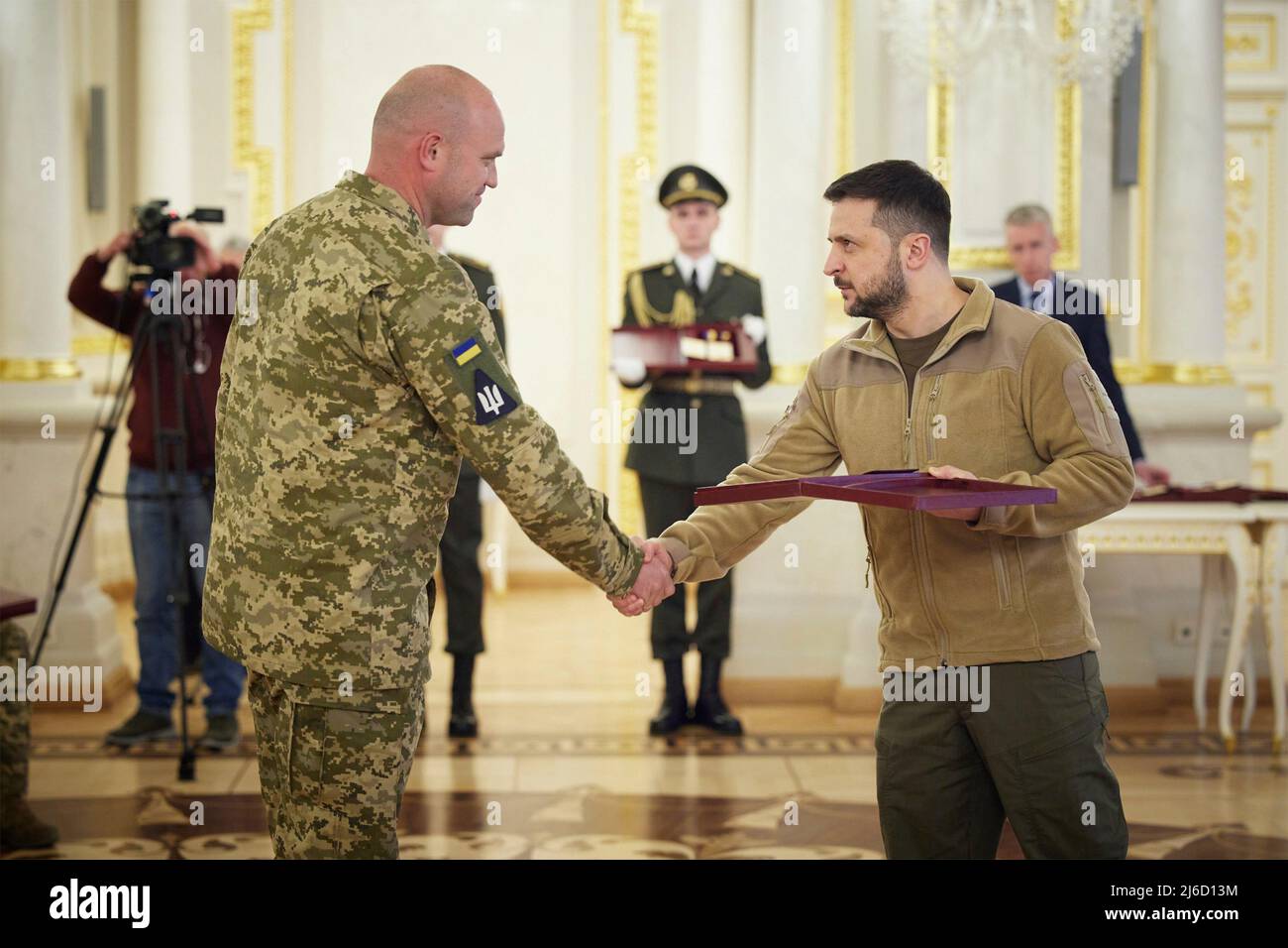 Kiev, Ukraine. 29 avril 2022. Le président ukrainien Volodymyr Zelenskyy présente les Prix de l'Etat lors d'une médaille pour les membres des forces armées ukrainiennes au palais Mariyinsky, le 29 avril 2022 à Kiev, en Ukraine. Credit: Présidence de l'Ukraine/Présidence de l'Ukraine/Alamy Live News Banque D'Images