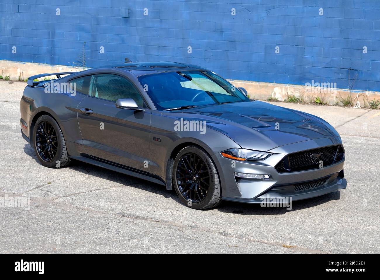 Ford Mustang GT Performance Pack 2021 niveau 1 sur chaussée. Banque D'Images