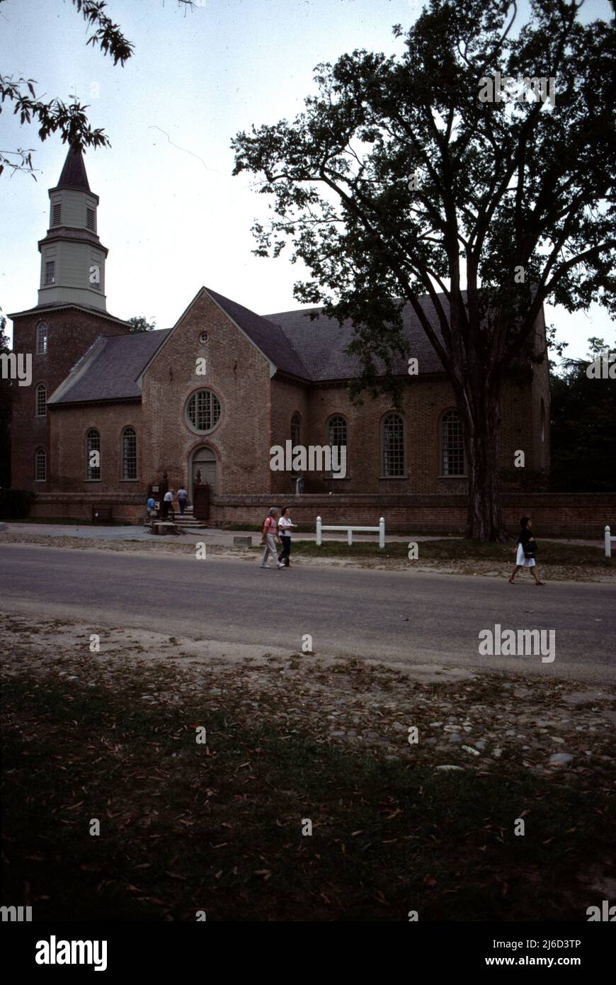 Williamsburg va U.S.A 9/1987. L'église paroissiale de Bruton est située dans la zone restaurée de Colonial Williamsburg à Williamsburg, Virginie, États-Unis. Il a été établi en 1674 par la consolidation de deux paroisses précédentes dans la colonie de Virginie, et demeure une paroisse épiscopale active. Le bâtiment, construit en 1711-15, a été désigné site historique national en 1970 comme un exemple bien conservé de l'architecture religieuse coloniale. Banque D'Images