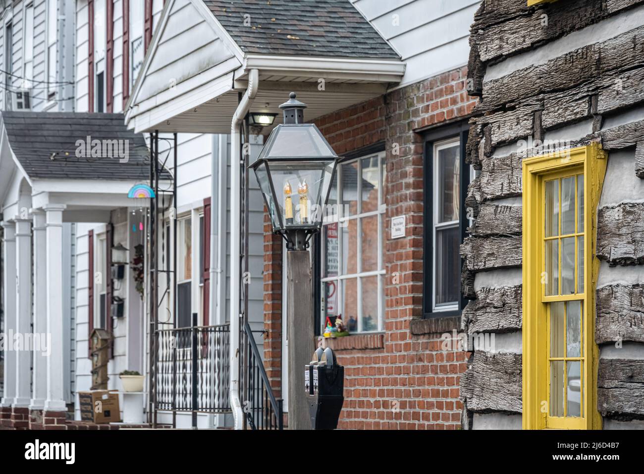 Le centre-ville historique de Gettysburg, en Pennsylvanie, abrite la maison en rondins de Thaddeus Stevens de 1790 (aujourd'hui Airbnb) au premier plan. (ÉTATS-UNIS) Banque D'Images