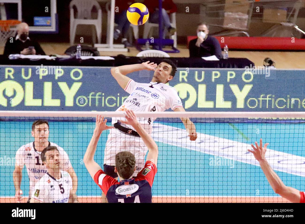 Barthelemy Chinenyeze Allianz Milano s'est écrasé. Pendant le jeu 5th place - Gioiella Prisma Taranto vs Allianz Milano, Volleyball Italien Serie A Men SuperLeague Championship Championship à Taranto, Italie, avril 30 2022 Banque D'Images