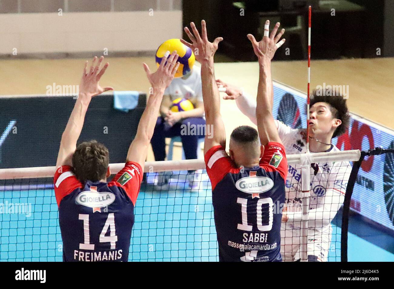 PalaMazzola, Taranto, Italie, 30 avril 2022, Yuki Ishikawa Allianz Milano s'est écrasé. Pendant le jeu 5th place - Gioiella Prisma Taranto vs Allianz Milano - Volleyball Italien Serie A Men SuperLeague Championship Championship Banque D'Images