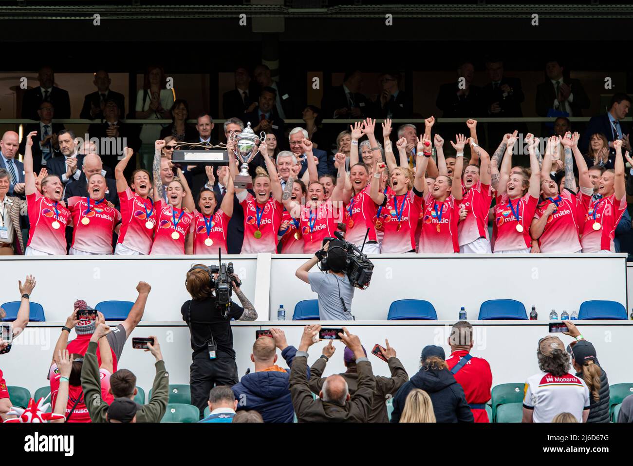 LONDRES, ROYAUME-UNI. 30th avril 2022. Royal Army Women Rugby team célèbre après avoir remporté le trophée Armée féminine contre Marine royale pour le trophée Babcock au stade de Twickenham le samedi 30 avril 2022. LONDRES, ANGLETERRE. Credit: Taka Wu/Alay Live News Banque D'Images