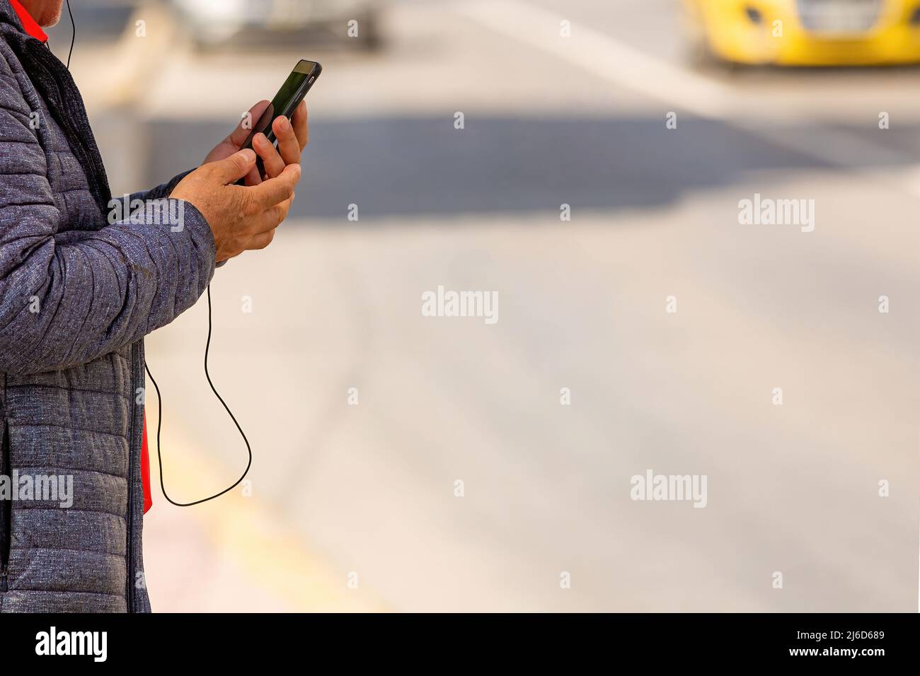 Homme effectuant un appel vidéo avec un téléphone mobile à l'extérieur. Communication par téléphone portable Banque D'Images