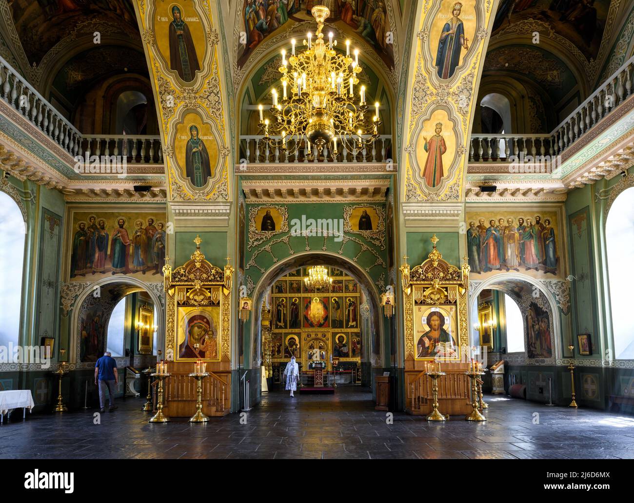 Kazan - 16 juin 2021 : à l'intérieur de la cathédrale d'Annonciation, Kazan, Tatarstan, Russie. Intérieur luxueux et orné de l'église orthodoxe russe, ancien monument de Banque D'Images