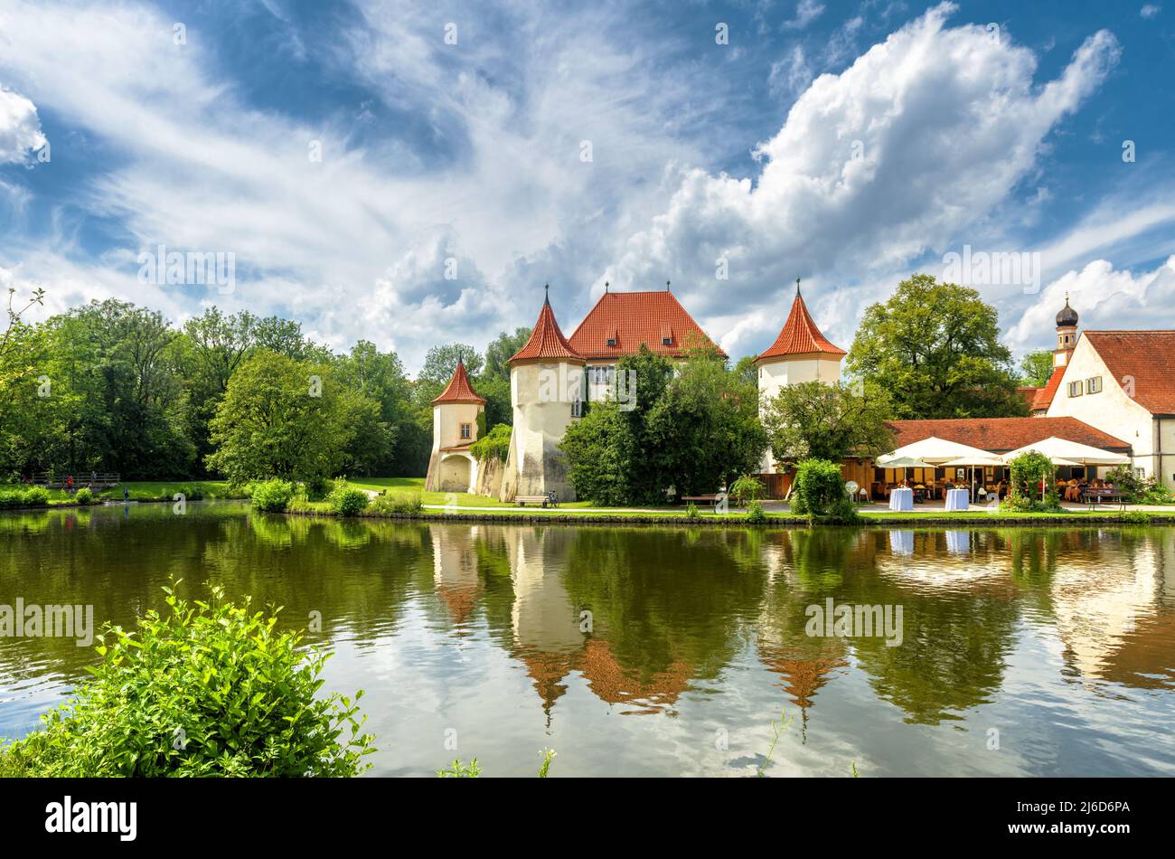 Château de Blutenburg à Munich, Allemagne, Europe. C'est un point de repère de la ville de Munchen. Paysage de maisons médiévales en été, paysage avec hôtel dans la vieille mansio Banque D'Images