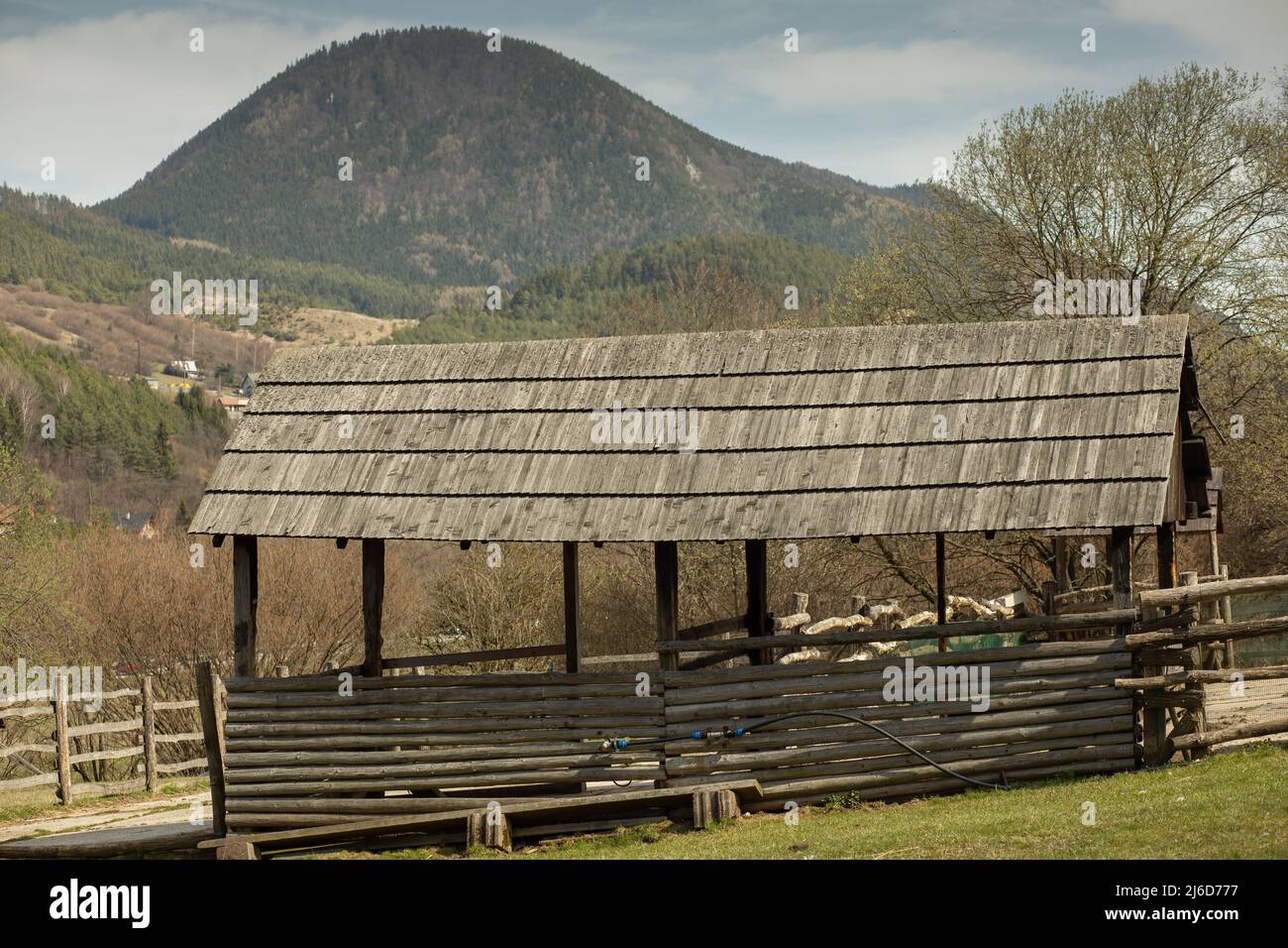 Grange en bois sur la ferme d'animaux. Saison de printemps. Banque D'Images