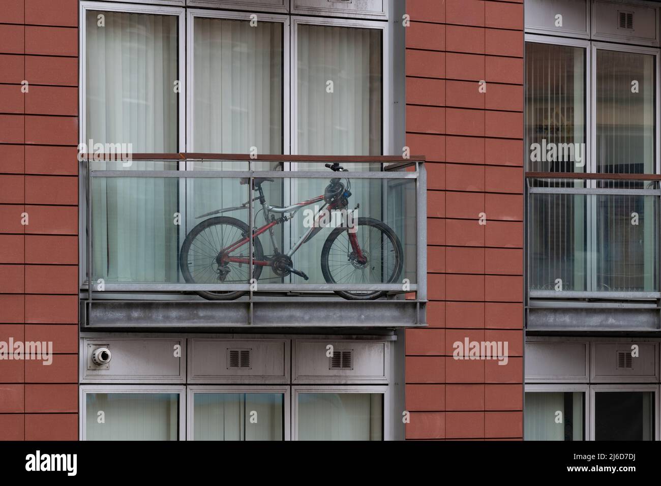 Vélo sur un balcon Banque de photographies et d'images à haute résolution -  Alamy