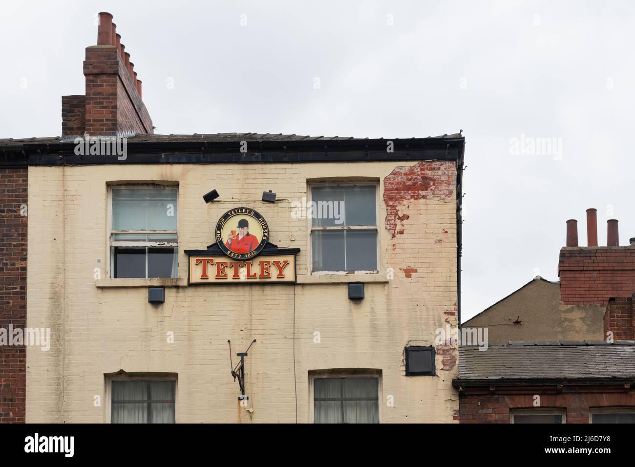 Panneau Tetley devant le pub Fentons, Leeds, West Yorkshire, Angleterre, Royaume-Uni Banque D'Images