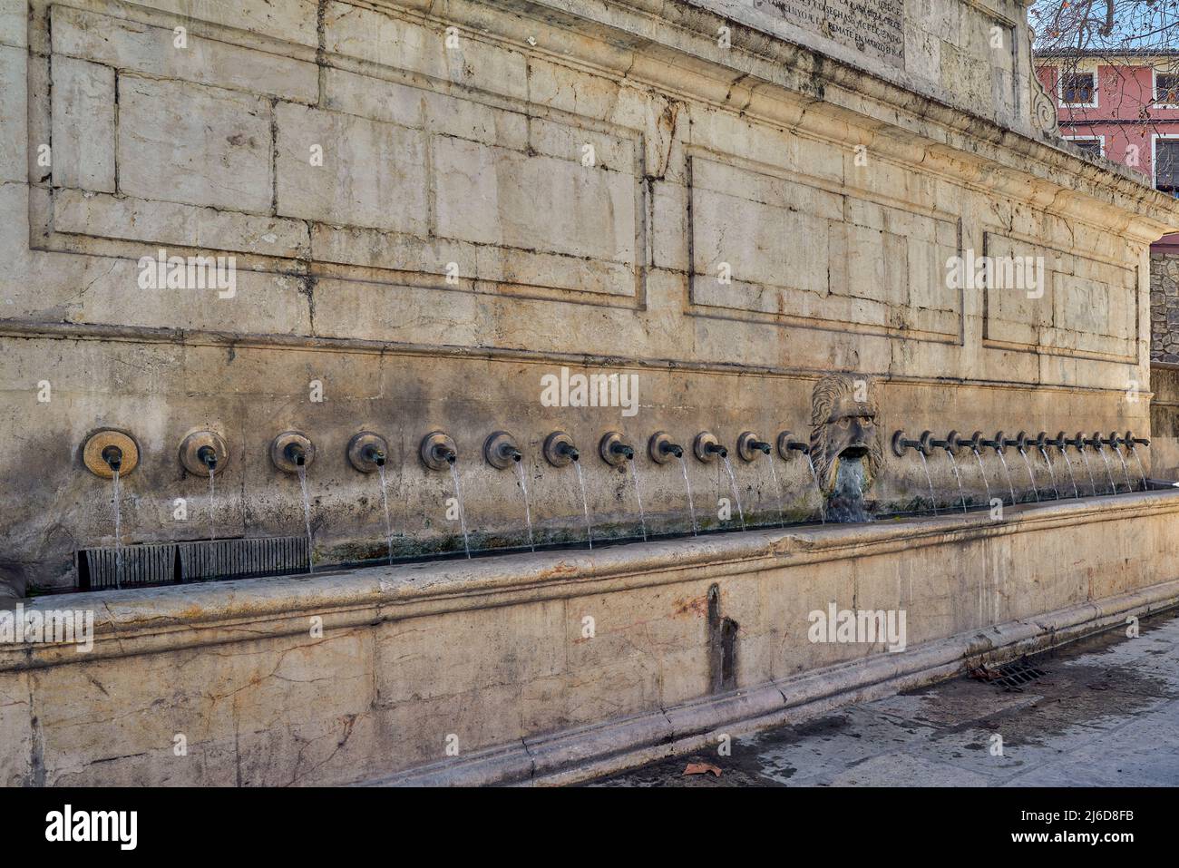 Fontaine murale avec une énorme cuvette et 25 tuyaux en bronze en forme