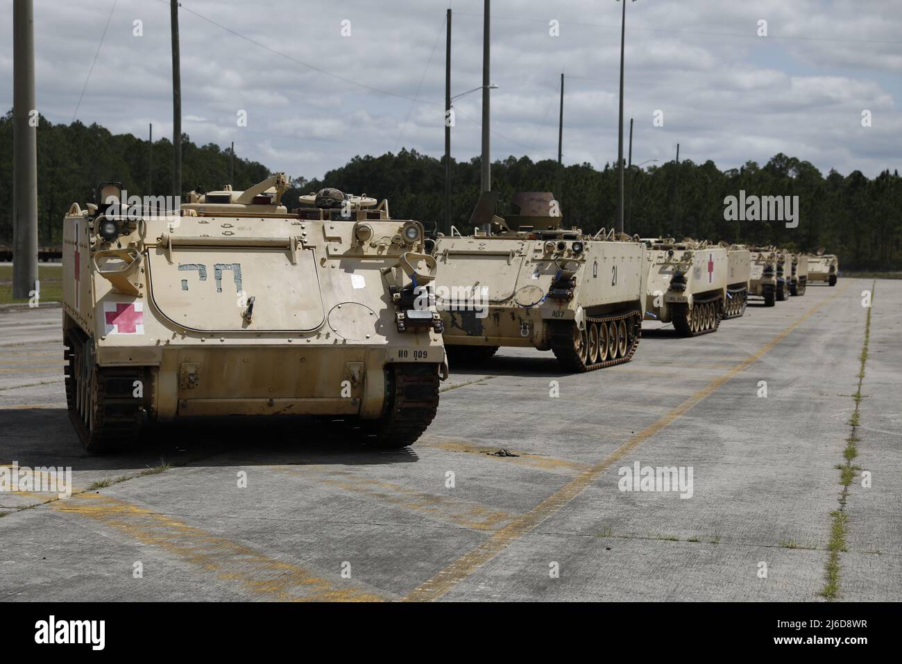 Les soldats de l'armée américaine affectés à la division d'infanterie 3rd se préparent à déplacer M113 transporteurs de personnel blindé sur des remorques de camions à fort Stewart, en Géorgie, le 21 avril 2022. La pièce d'identité de 3rd a cédé les véhicules blindés pour répondre aux exigences de la réponse présidentielle pour le Théâtre européen des opérations dans le but de fournir une assistance militaire immédiate à l'Ukraine. (É.-U. Photo de l'armée par le Sgt. Aaliyah Craven, 50th Détachement des affaires publiques) Banque D'Images
