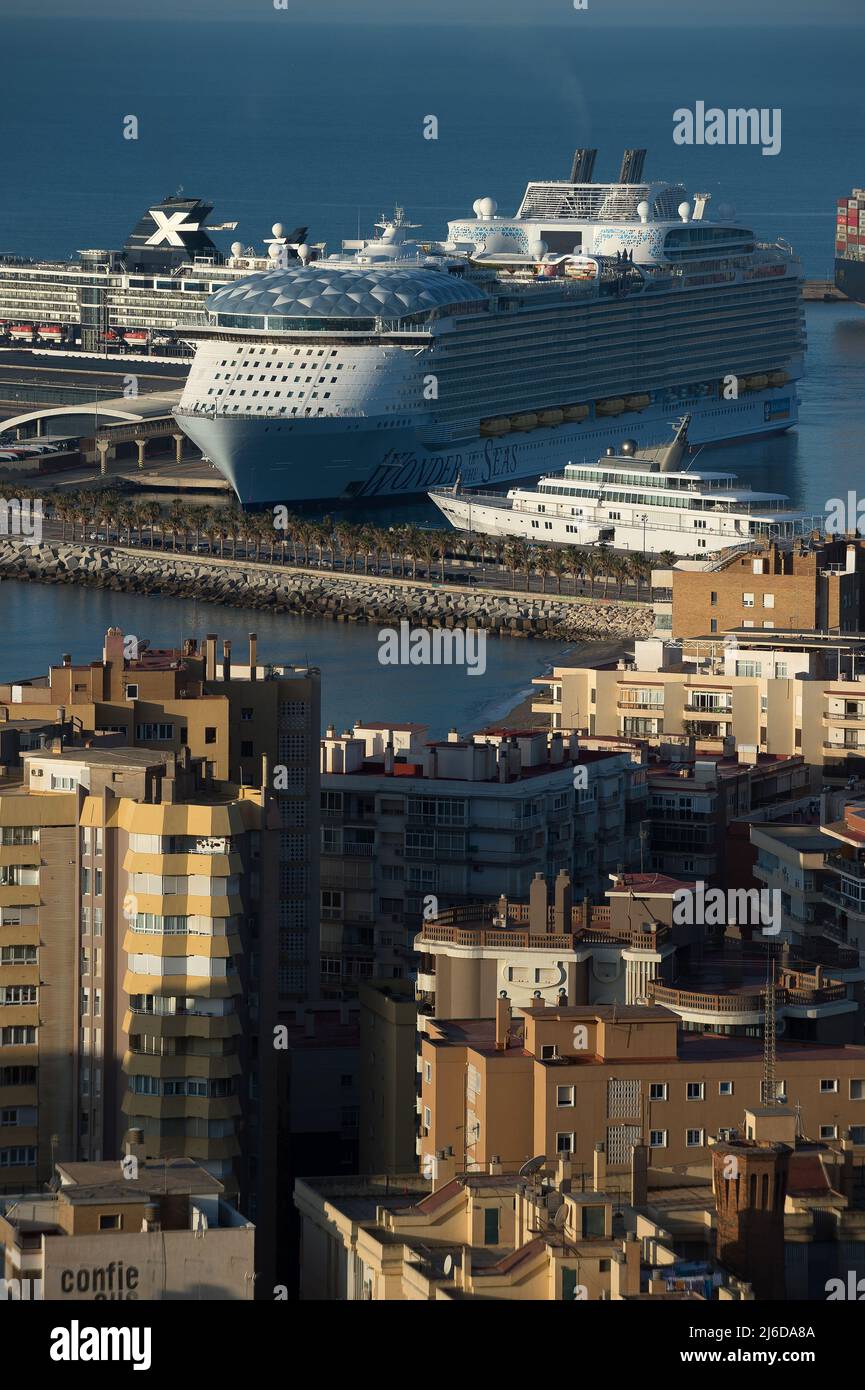 Une vue générale montre le bateau de croisière « Wonder of the Seas »  amarré après son arrivée au port de Malaga. Le nouveau navire de croisière  de 'Royal Caribbean' est le