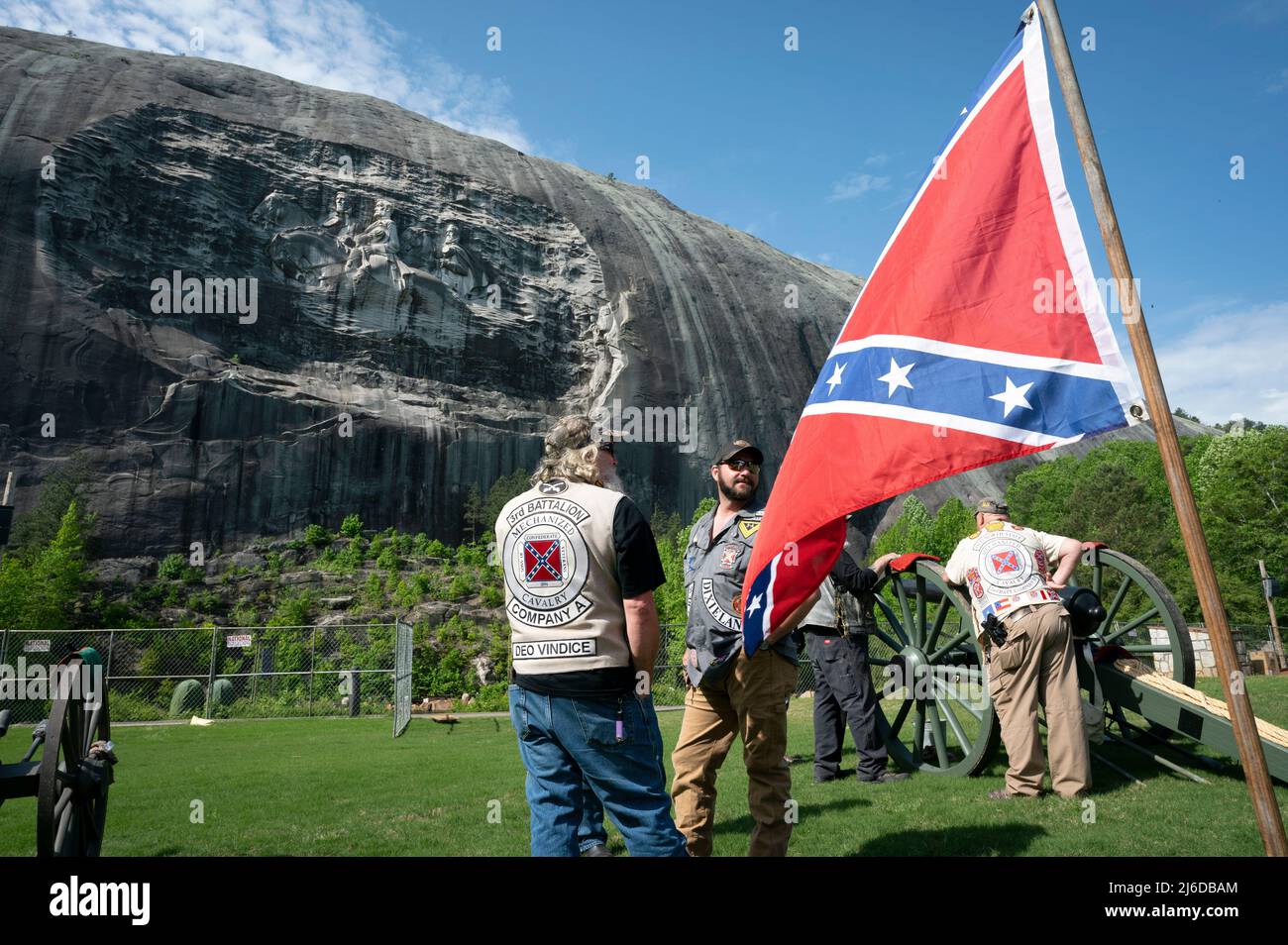 30 avril 2022, Stone Mountain, Géorgie, États-Unis: Les fils de la Confédération ont accueilli une célébration du jour commémoratif des confédérés à la base de Stone Mountain, sous la sculpture des héros confédérés, le général Robert E. Lee, «â€œStonewallâ€ Jackson et le président de la Confédération, Jefferson Davis. L'événement a été écrasé par des manifestants des groupes Black Lives Matter de la région, qui poussent à la suppression de la sculpture qu'ils disent honorer la haine et le racisme. (Image de crédit : © Robin Rayne/ZUMA Press Wire) Banque D'Images