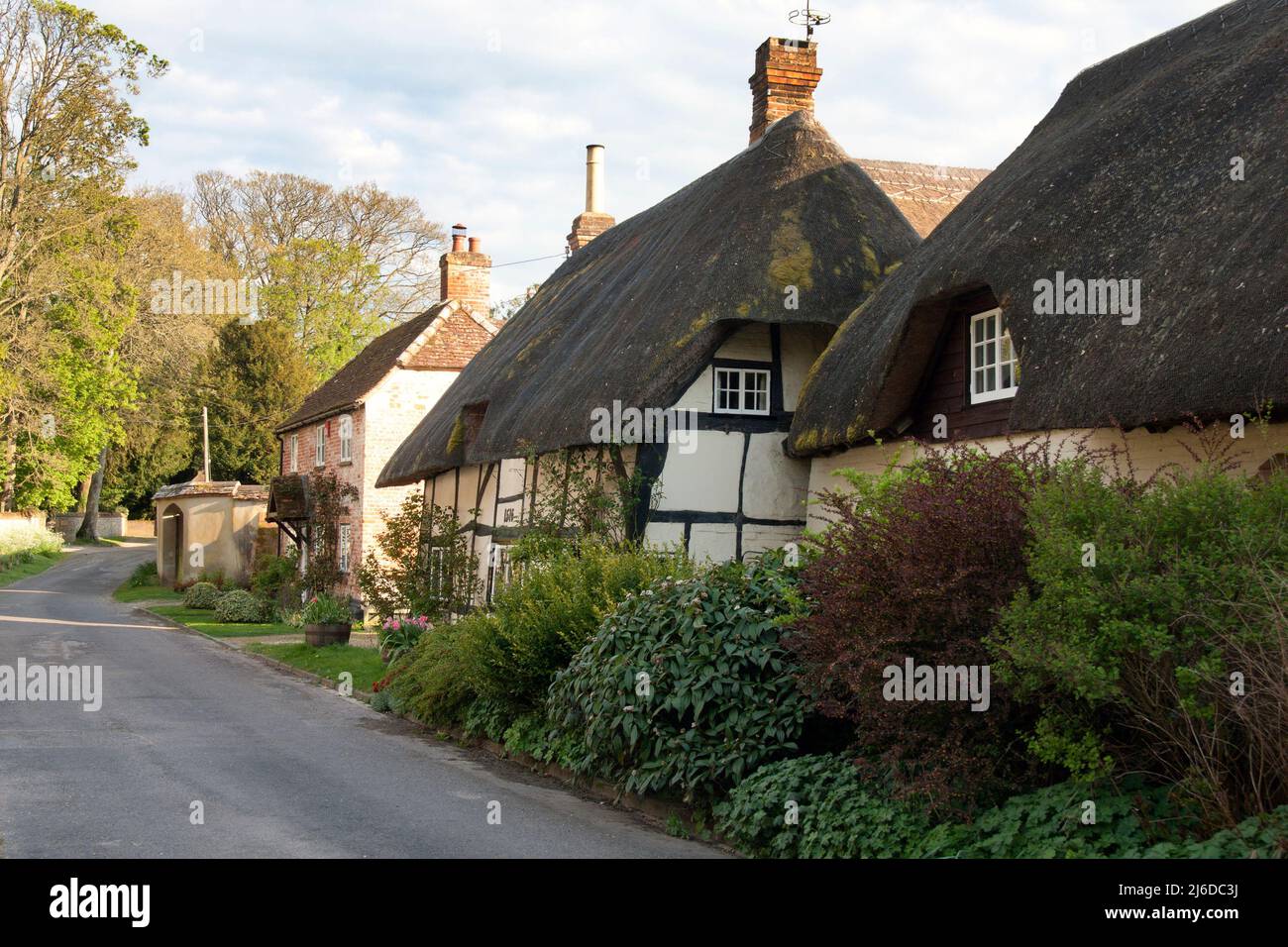Chalets de chaume sur l'église Lane, village historique de Wherwell, Test Valley, nr Stockbridge, Hampshire, Angleterre Banque D'Images