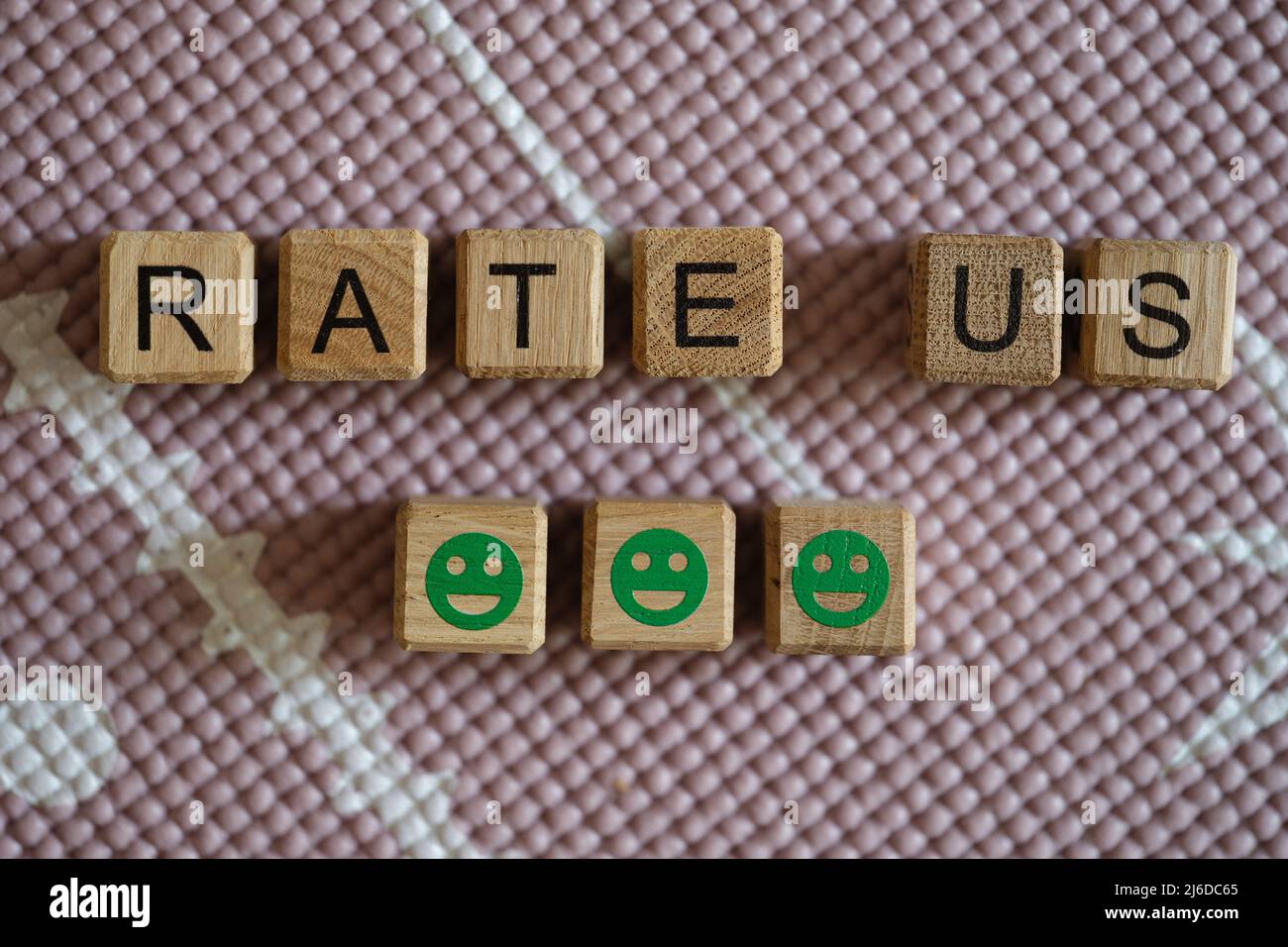 Notez le texte et les émoticônes positives vertes Banque D'Images Notez le texte et les émoticônes positives vertes Banque D'Images