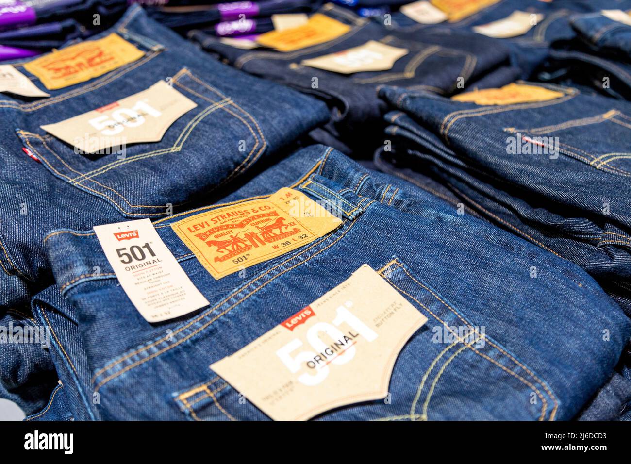 Piles de jeans Levi pliés bleus Banque D'Images