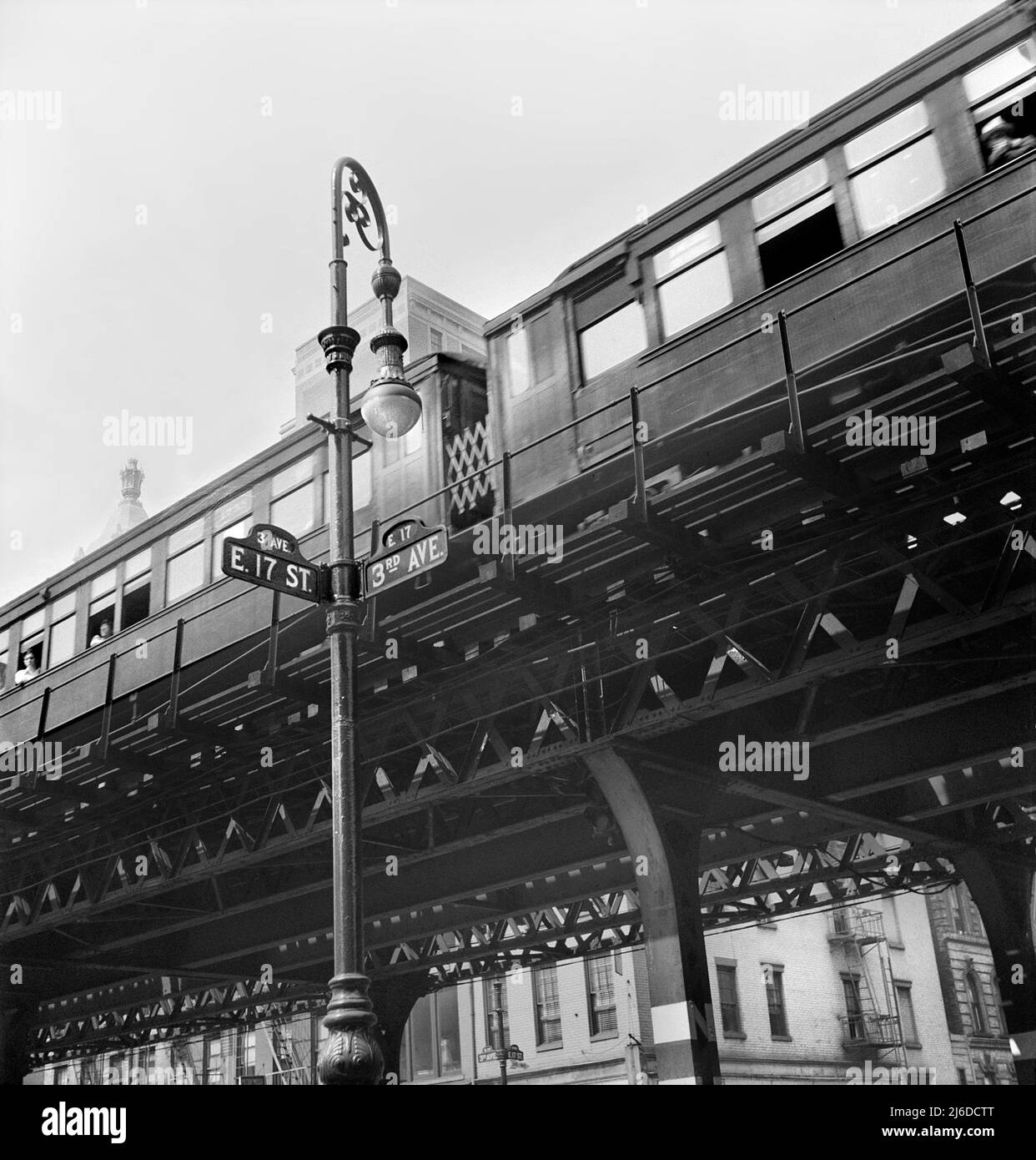 Third Avenue Elevated Railway à 17th Street, New York City, New York, États-Unis, Marjory Collins, U.S. Office of War information/États-Unis Administration de la sécurité agricole, septembre 1942 Banque D'Images