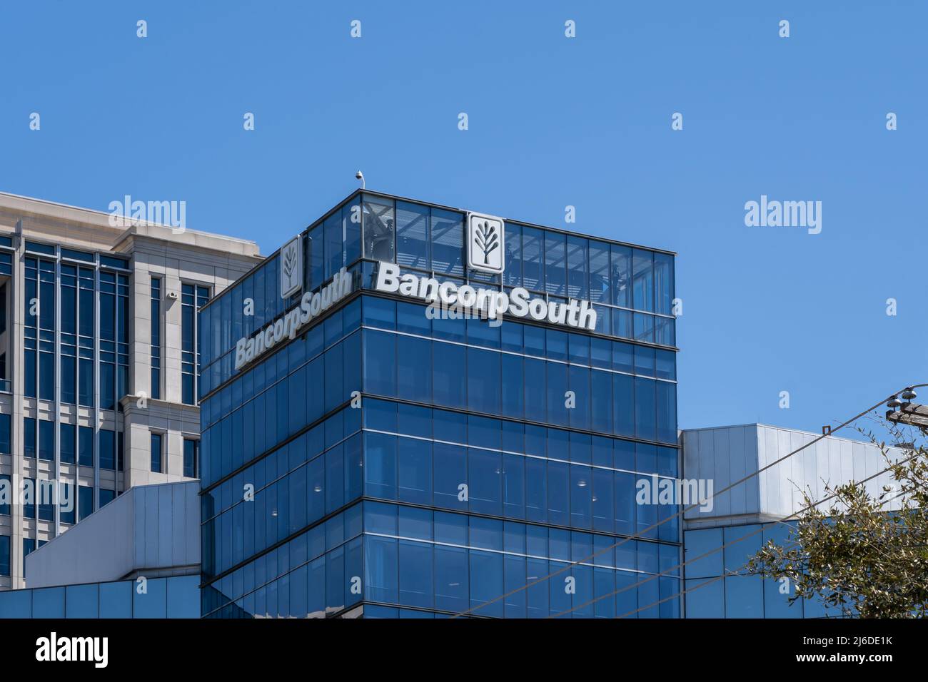 Dallas, Texas, Etats-Unis - 20 mars 2022: Panneau BancorpSouth sur le bâtiment de bureau à Dallas, Texas, Etats-Unis. Banque D'Images