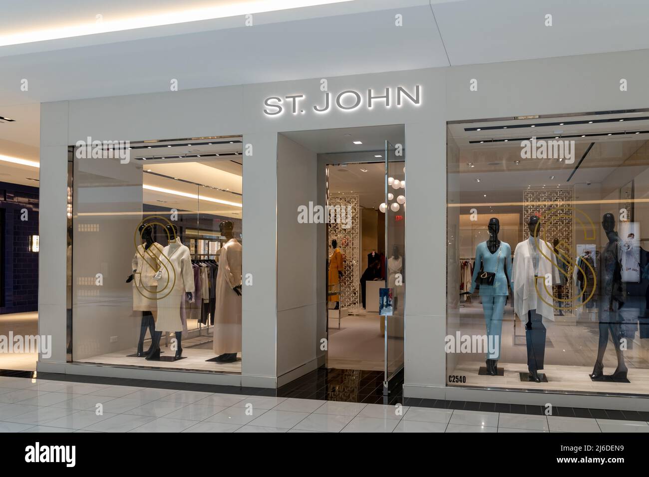 Houston, Texas, États-Unis - 25 février 2022 : gros plan du panneau de magasin St. John dans un centre commercial. Banque D'Images