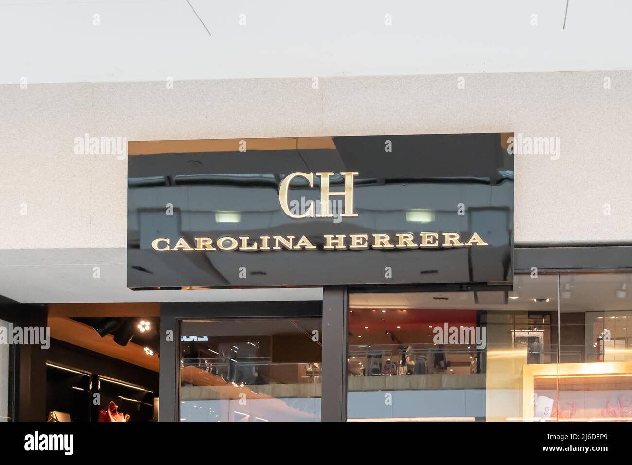 Houston, Texas, Etats-Unis - 25 février 2022: CH Carolina Herrera magasin dans un centre commercial. Banque D'Images