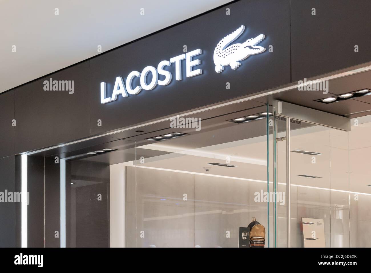 Houston, Texas, Etats-Unis - 25 février 2022: Magasin Lacoste dans un centre commercial. Banque D'Images