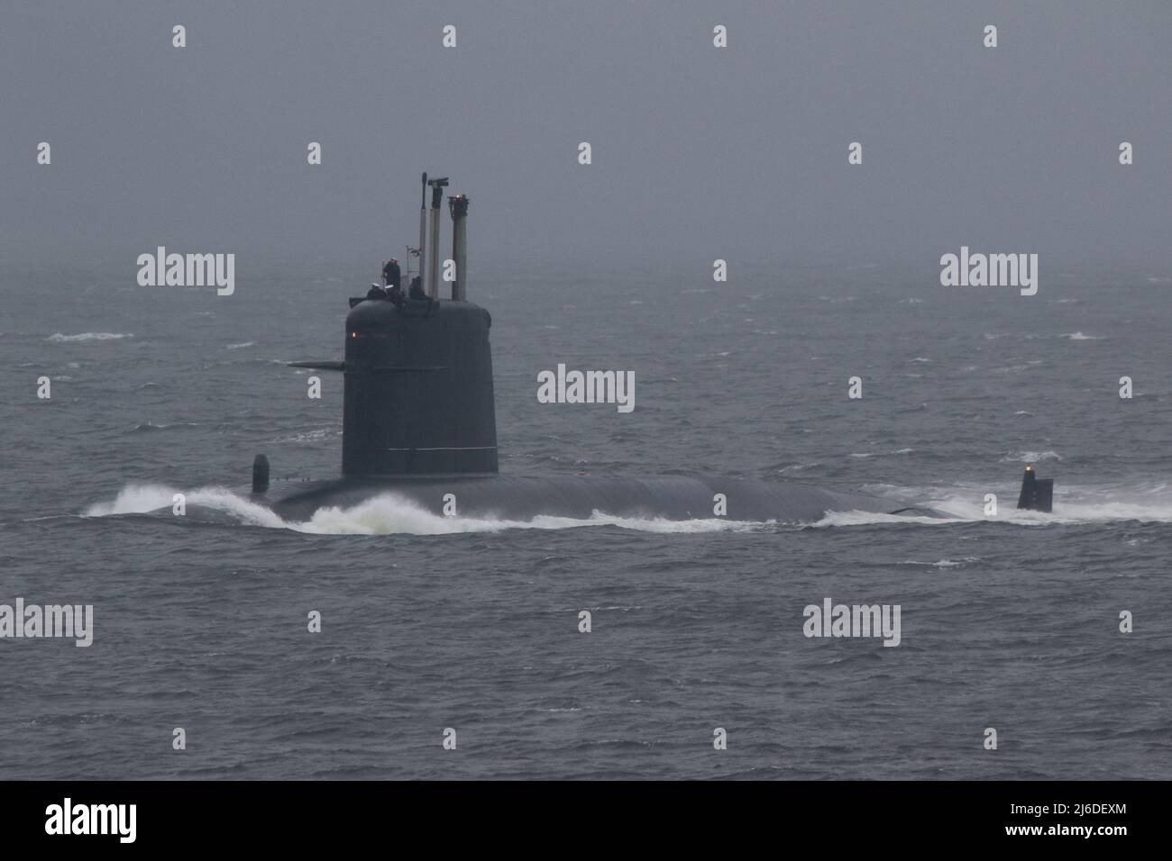 FS Casabianca (S603), un sous-marin d'attaque nucléaire de classe Rubis exploité par la Marine française, passant Gourock sur le Firth de Clyde un jour terne et sombre, peu après son départ de la base navale de Faslane. Banque D'Images